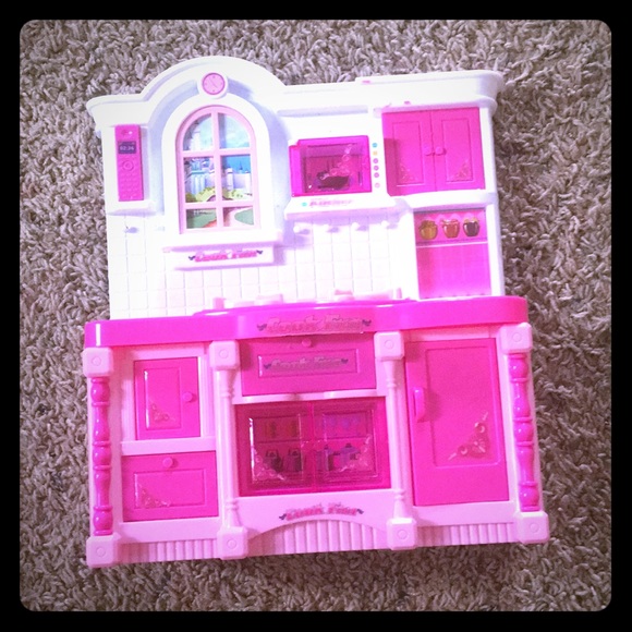 This is a tiny Barbie sized kitchen. - Picture 1 of 4